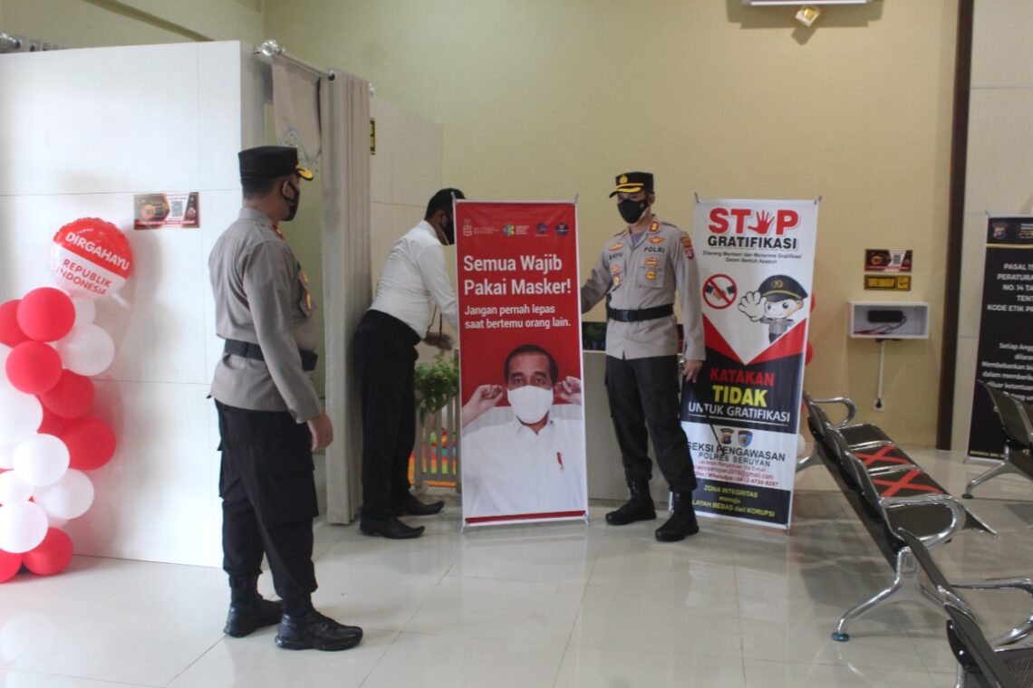 Pastikan ruangan pelayanan publik dalam keadaan baik, Kapolres Seruyan cek dan kontrol ruang pelayanan SPKT Polres Seruyan, Senin (13/9/2021). Foto : TN