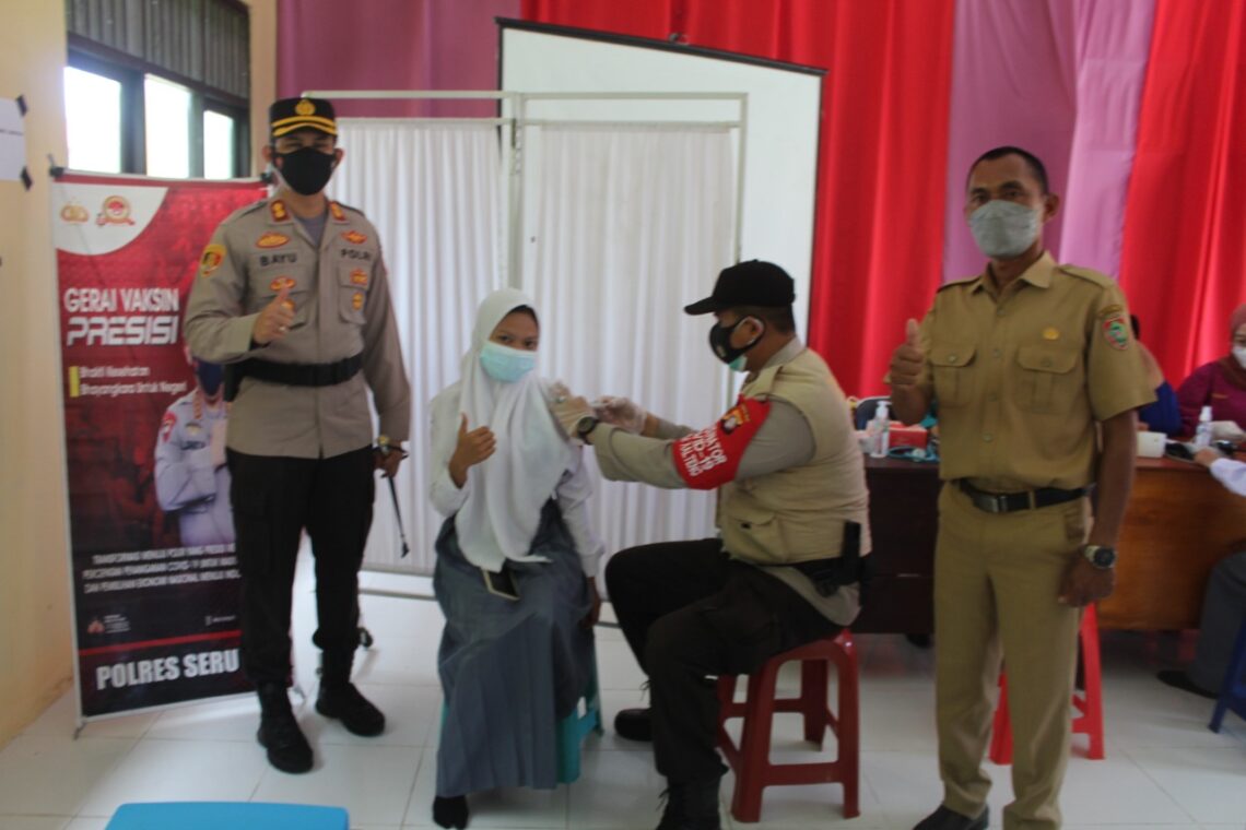 Kapolres Seruyan AKBP Bayu Wicaksono, S.H., S.I.K., M.Si melakukan pengecekan dan peninjauan kegiatan vaksinasi di SMK Negeri 1 Kuala Pembuang Kabupaten Seruyan, Senin (13/09/2021).