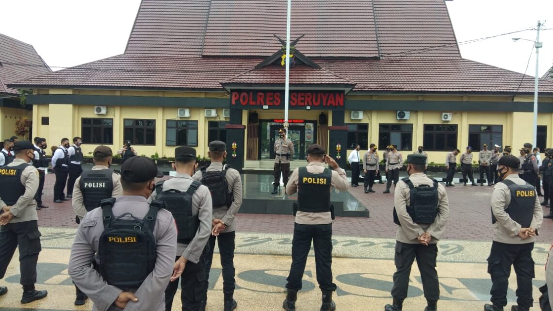 Kapolres Seruyan AKBP Bayu Wicaksono S.H., S.I.K., M.Si., melalui Kasat Binmas AKP Wawan Aryana menjelaskan selesai Apel Pagi di halaman Mapolres Seruyan dilanjutkan pengarahan Sosialisasi Breakthrough (Terobosan), Senin (13/9/2021). Foto : TN