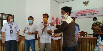 Ketua KPU Lamandau Serahkan APK dan BK Kepada Masing-masing Tim Paslon