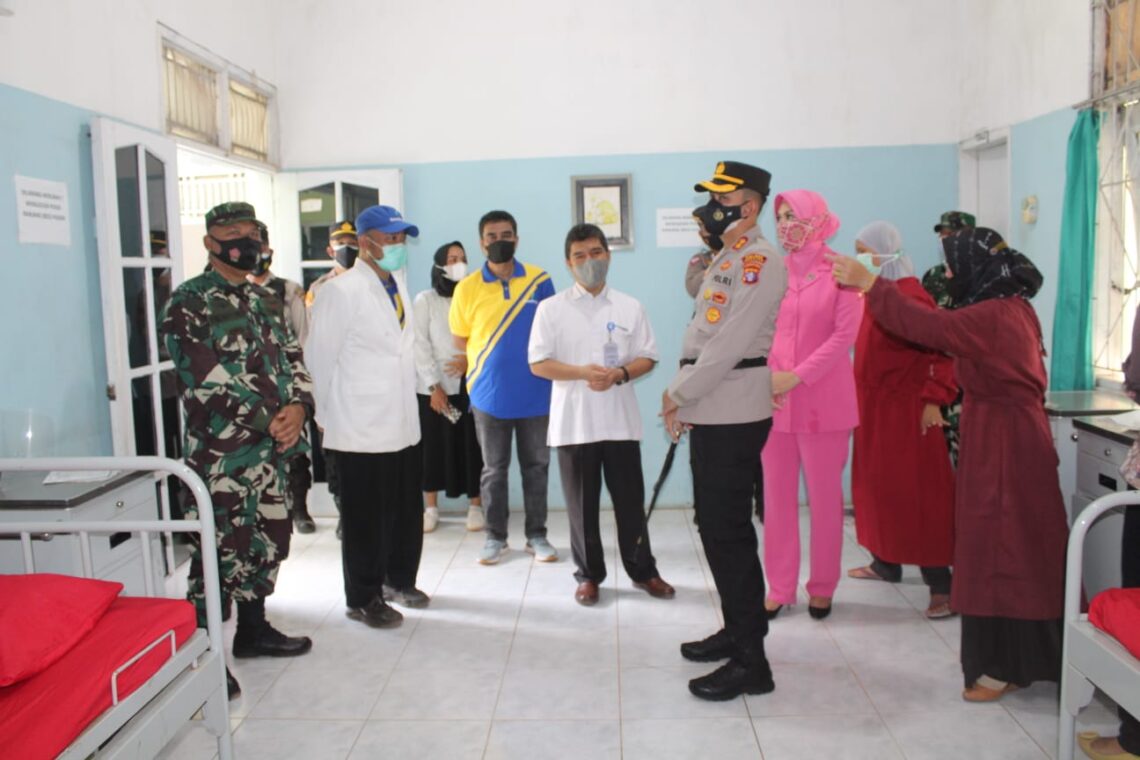 Kapolres Seruyan AKBP Bayu Wicaksono, S.H., S.I.K., M.Si.Berikan Himbauan Prokes di klinik PT Agro Indomas  dalam rangka Pelayanan KB Gratis memperingati hari kontrasepsi sedunia tahun 2021, Rabu (13/10/2021). Foto : Tbn