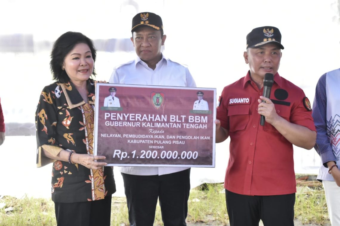 Penyerahan secara simbolis BLT BBM senilai Rp1,2 milyar kepada nelayan pembudidaya ikan dan pengolah ikan Kabupaten Pulang Pisau, Kamis (13/10/2022). Foto : TN