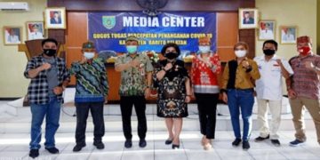 Bupati dan Wabub Barsel Terima Lencana Tanda Jasa Kehormatan Tokoh Dayak