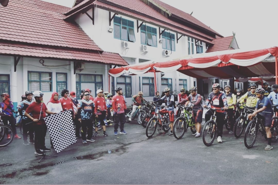 Start sepeda santai dan mountain bike dalam Peringatan hari Kesehatan nasional di Halaman Kantor Dinas kesehatan Kalteng, Minggu (13/11/2022). Foto : Ist