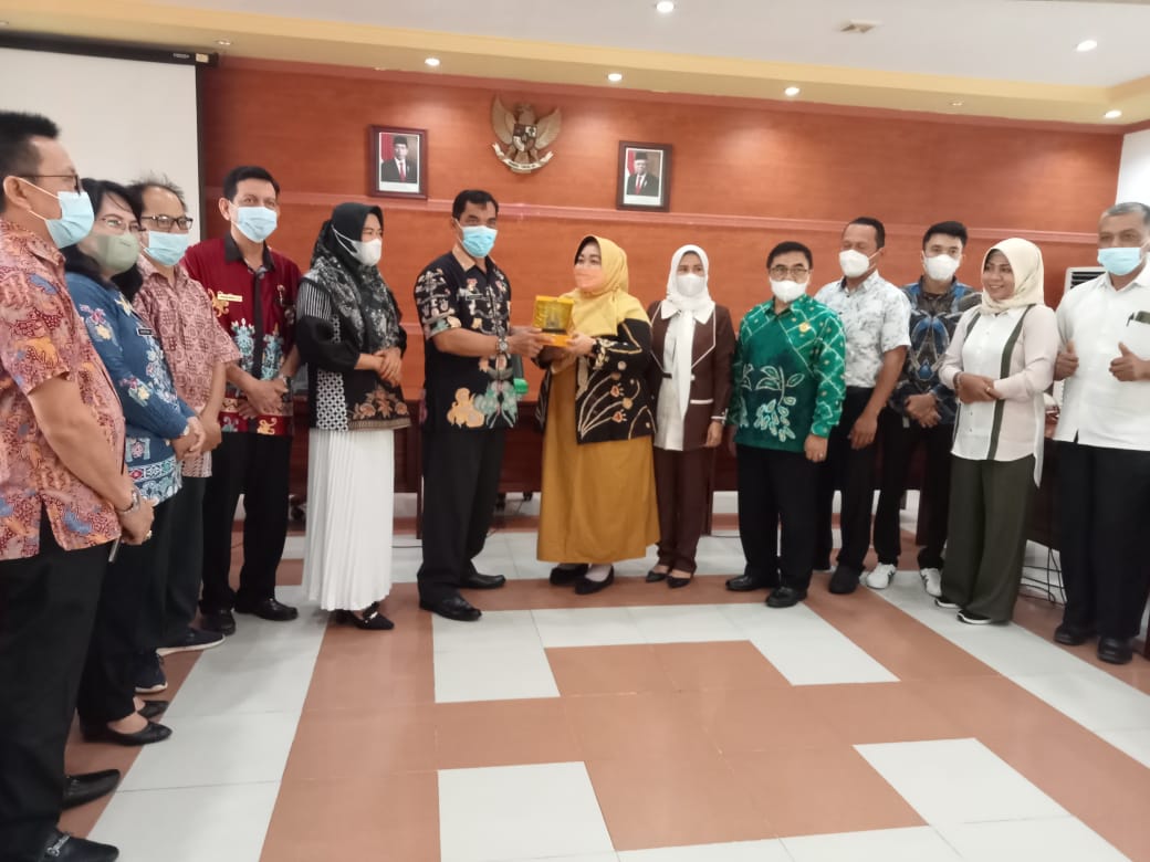 Plt. Setwan Kapuas, Yanabut disaksikan anggota DPRD Kabupaten Kapuas, Sri Umi Darwayatun menyerahkan cindera mata dari Kapuas kepada Ketua Komisi 2 DPRD Kabupaten Tabalong, Hj. Sumiati kenker ke Kapuas, Jumat, (14/1/2021). Foto : TN