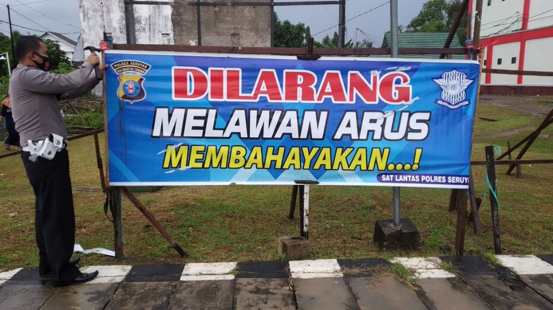 Satlantas Polres Seruyan Memasang Spanduk "Dilarang Melawan Arus" di titik - titik strategis Kuala Pembuang, Kamis (14/1/2021). Foto : TN