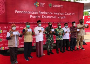 Sekda Provinsi Kalteng Fahrizal Fitri Orang Pertama Divaksin Covid-19 Sinovac