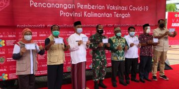 Sekda Provinsi Kalteng Fahrizal Fitri Orang Pertama Divaksin Covid-19 Sinovac