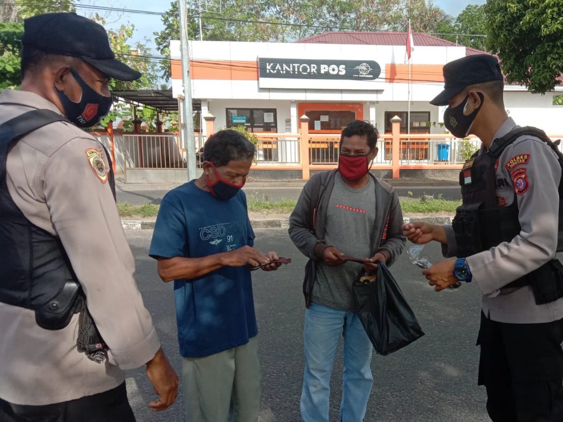 Personel Polres Seruyan melaksanakan Patroli secara masif dan terus menerus untuk melaksanakan Sosialisasi Protokol Kesehatan kepada masyarakat di Kuala Pembuang, Minggu (14/2/2021). Foto : Tbn