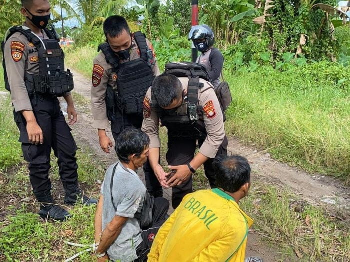 Tim Raimas Back Bone Ditsamapta Polda Kalteng melakukan penggerebekan judi sabung ayam, di Jalan Buluh Merindu Kota Palangka Raya, Minggu (14/2/2021) sekitar pukul 15.00 WIB. Foto : Tbn