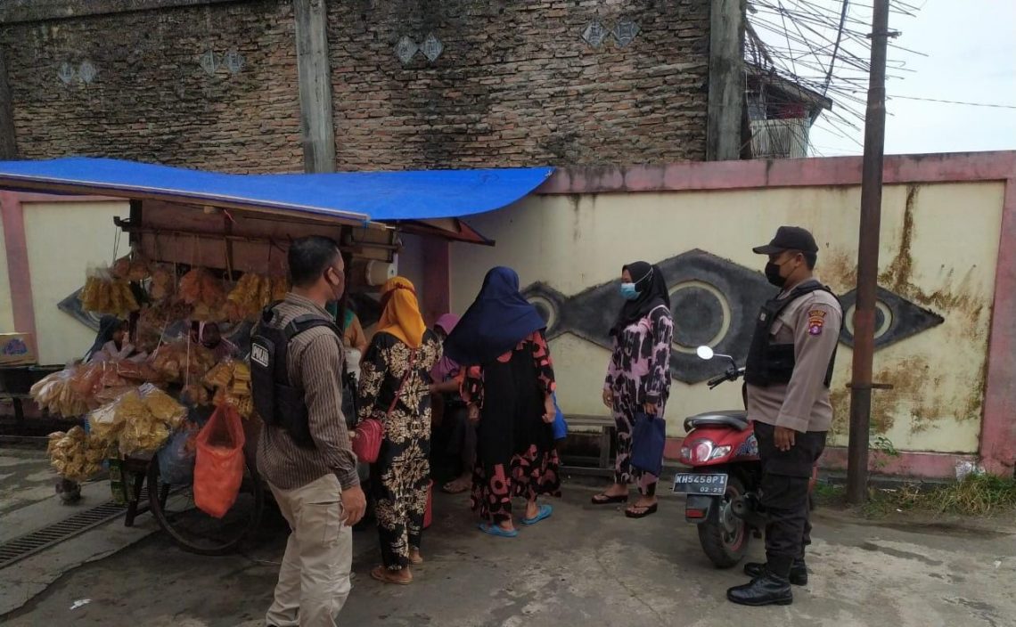 Personil Polsek Seruyan Hilir melaksanakan patroli himbauan protocol kesehatan (Prokes) kepada warga, Minggu (14/02/2021). Foto : Tbn