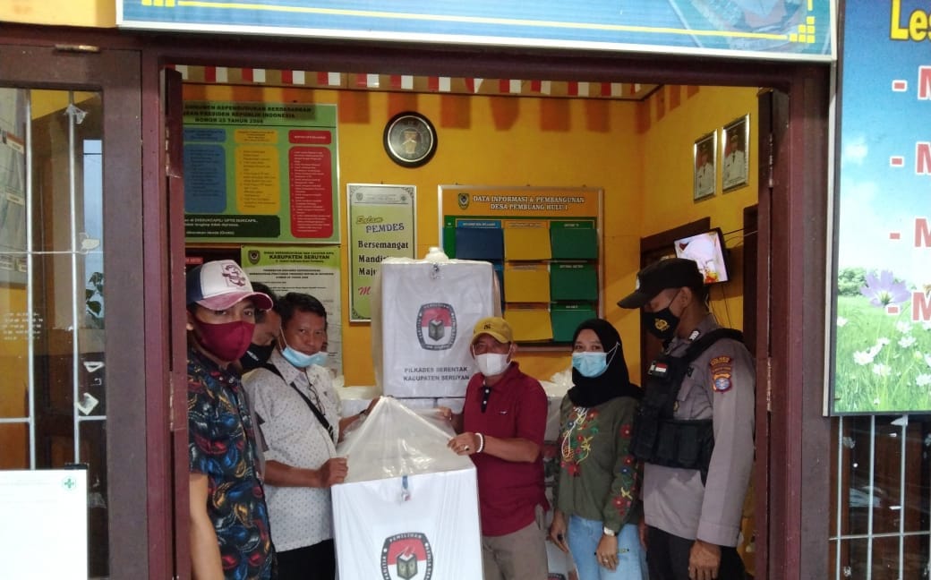 Logistik Polkades tiba di Kantor Desa Pembuang Hulu I membawa logistik Pilkades gelombang III, Minggu (14/3/2021). Foto : Tbn