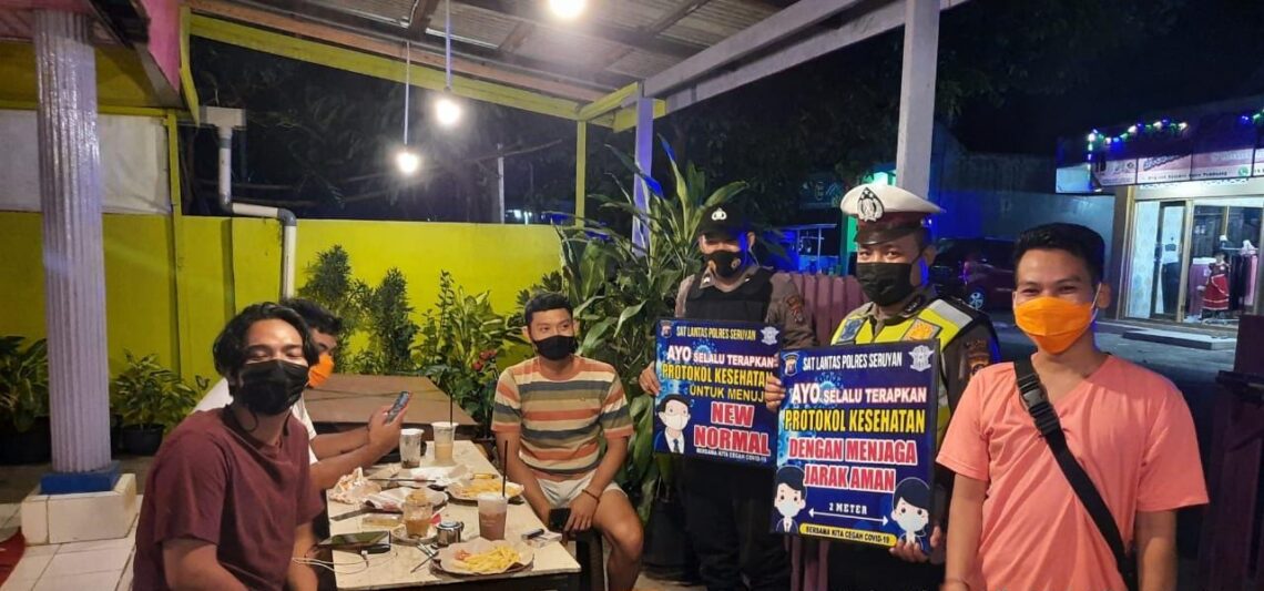 Polres Seruyan gencar melaksanakan Kegiatan Operasi Yustisi dalam bentuk razia dan memberikan himbauan guna memelihara keamanan dan ketertiban masyarakat serta mematuhi Protokol Kesehatan di tengah Pandemi Covid-19 di wilayah Hukum (Wilkum) Polres Seruyan, Sabtu (13/03/2021) malam. Foto : Tbn