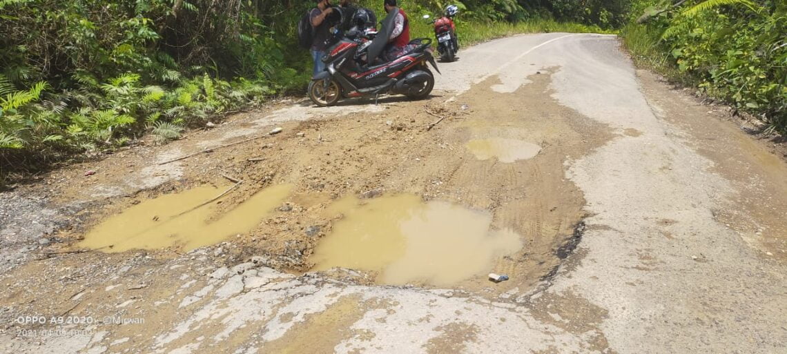 Kondisi Jl Gajah Mada yang menghubungkan Muara Teweh - Puruk Cahu, berlobang dan rusak parah perlu segera diperbaiki segera, Rabu (14/4/2021). Foto : Kpl