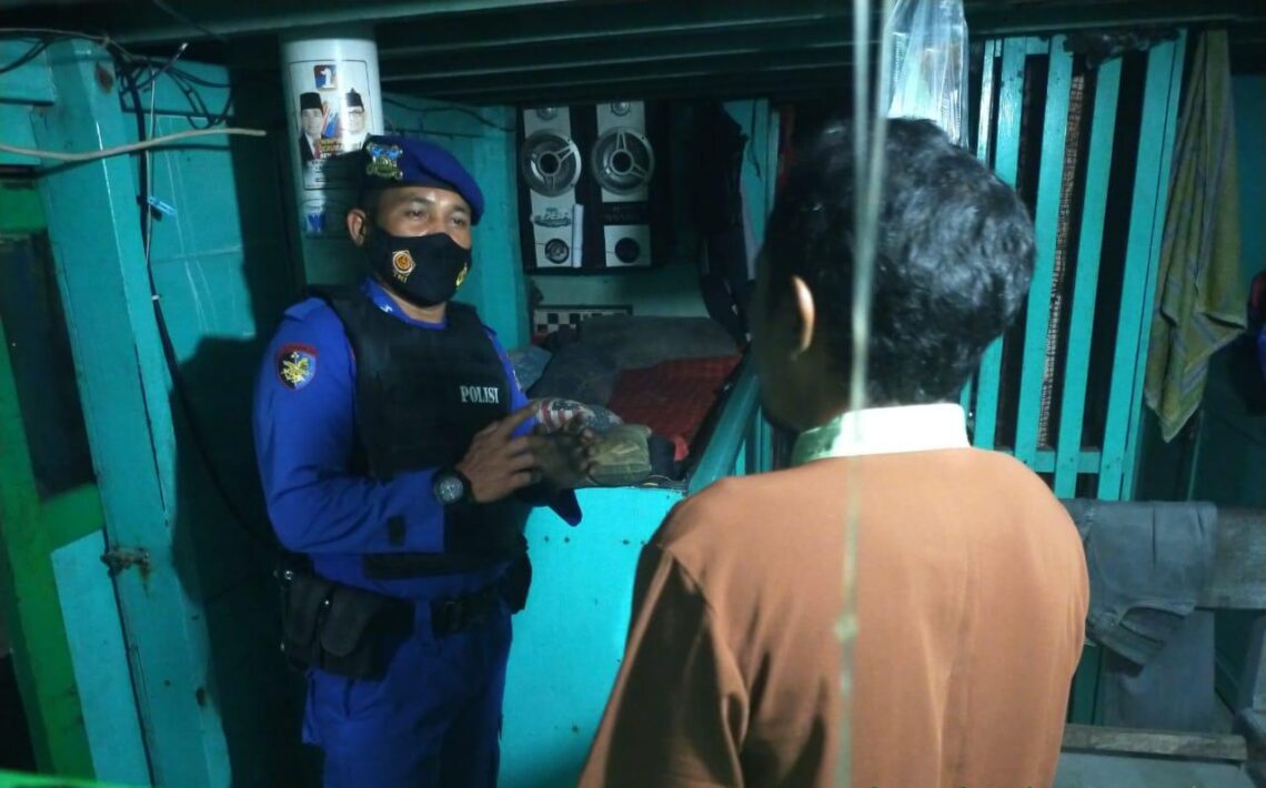 Satpolairud Polres Seruyan  melakukan kegiatan Pemolisian Masyarakat (polmas) di Daerah Aliran Sungai (Das)  Seruyan, Kecamatan Seruyan Hilir Kab. Seruyan, Prop Kalimantan tengah, Selasa (13/04/2021) pukul 21.00 Wib. Foto : Tbn