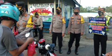 Polres Seruyan Seruyan Bagi Takjil di Kuala Pembuang