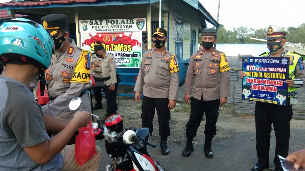 Sejumlah PJU dan anggota yang dipimpin langsung oleh Kapolres Seruyan AKBP Bayu Wicaksono, S.H., S.I.K., M.Si., tersebut telah menyasar Jalan AIS Nasution, atau di depan Pos Pol Airud/Pelabuhan KP3 sebagai titik bagi-bagi takjil kepada pengguna jalan, Rabu (14/4/2021). Foto : Tbn