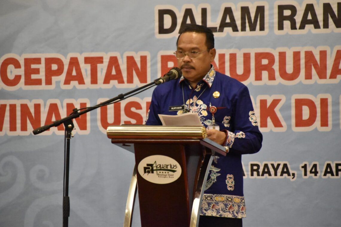 Pj. Sekretaris Daerah Prov. Kalteng H. Nuryakin saat membuka secara resmi Pertemuan Lintas Sektor Dalam Rangka Percepatan Penurunan Stunting dan Perkawinan Usia Anak