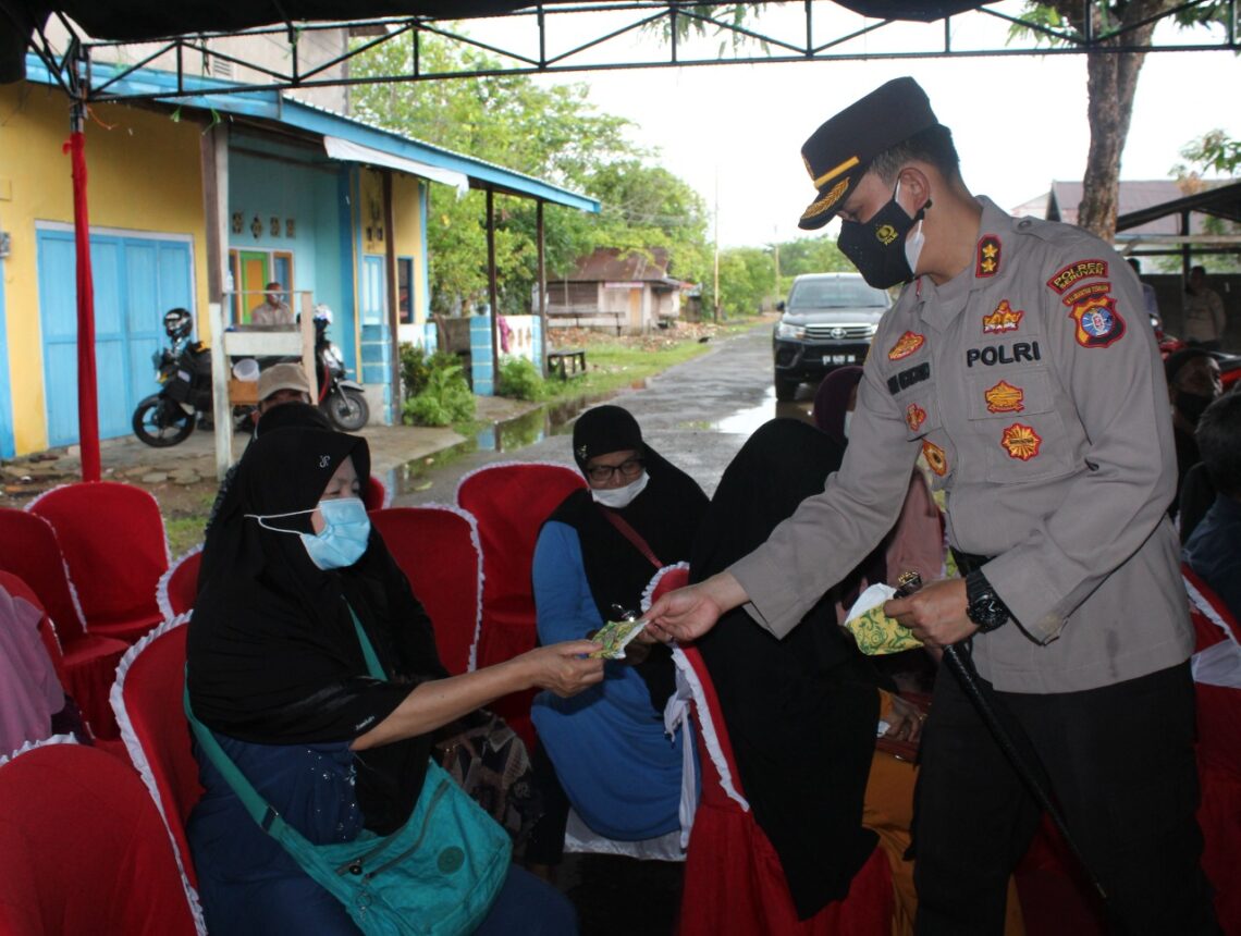 Kapolres Seruyan juga langsung meninjau pelaksanaan Vaksinasi Covid-19 terhadap Pelayan Publik/ASN, honorer dan Lansia di Posko PPKM Kelurahan Kuala pembuang II kecamatan Seruyan Hilir kabupaten Seruyan, Senin (14/06/2021). Foto : Tbn