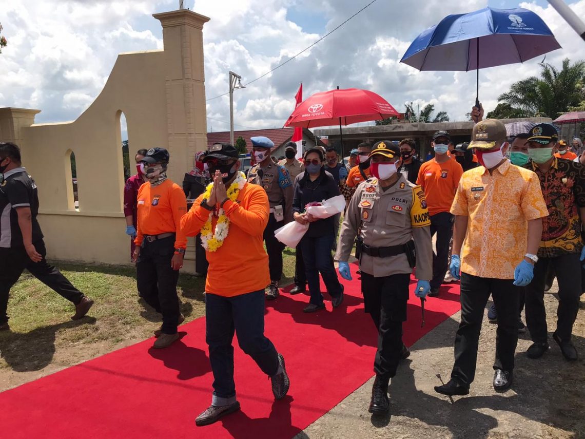 Kapolda Kalteng dan rombongan ketika disambut di Manuhing, Minggu (14/6/2020). Foto : Tbn