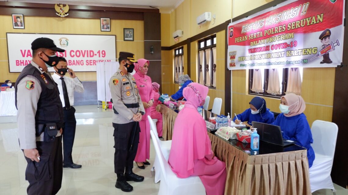 Kapolres Seruyan memantau keluarga besar Bhayangkari Cabang Seruyan, dilaksanakan Vaksinasi Masal Covid-19 bertempat di Aula Patriatama 95 Jalan A. Yani Kuala Pembuang, Senin (14/6/2021). Foto : Tbn