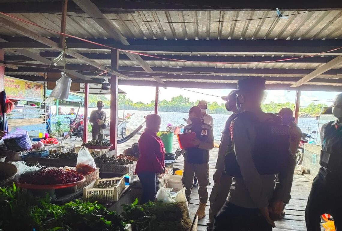 Ops Yustisi Protokol Kesehatan melakukan himbauan sekaligus sosialisasi apabila keluar rumah selalu memakai masker di Kota Kuala Pembuang, Kabupaten Seruyan, Provinsi Kalimantan Tengah, Senin (14/06/2021). Foto : Tbn