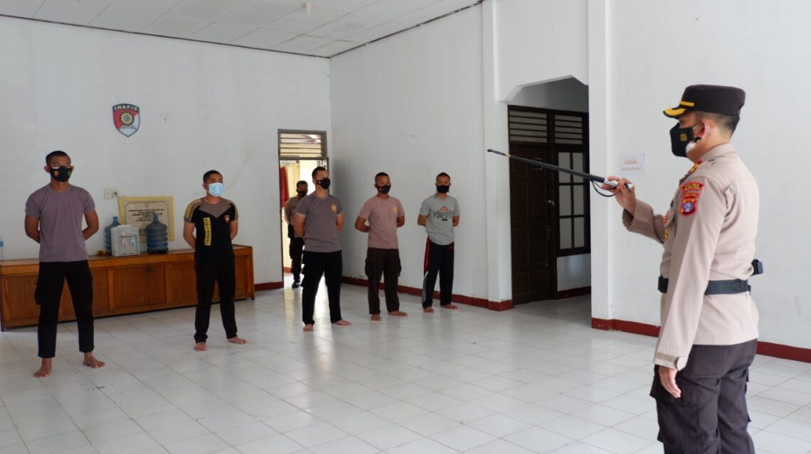 Kapolres Seruyan mengecek Barak Bujang yang berada di Mako Polres Seruyan di Jalan Ahmad Yani Kota Kuala Pembuang Kabupaten Seruyan, Rabu (14/07/2021). Foto : Tbn