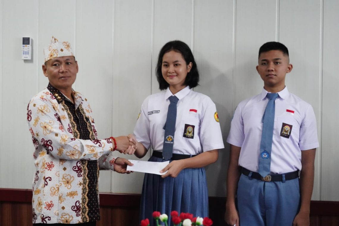 Sahli Gubernur Yuas Elko secara simbolis lepas 2 orang Capaska Nasional Utusan Provinsi Kalteng Tahun 2023