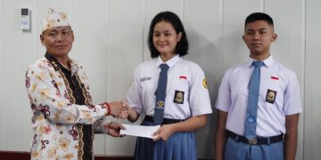 Sahli Gubernur Yuas Elko Secara Simbolis Lepas 2 Calon Pengibar Bendera Pusaka Nasional