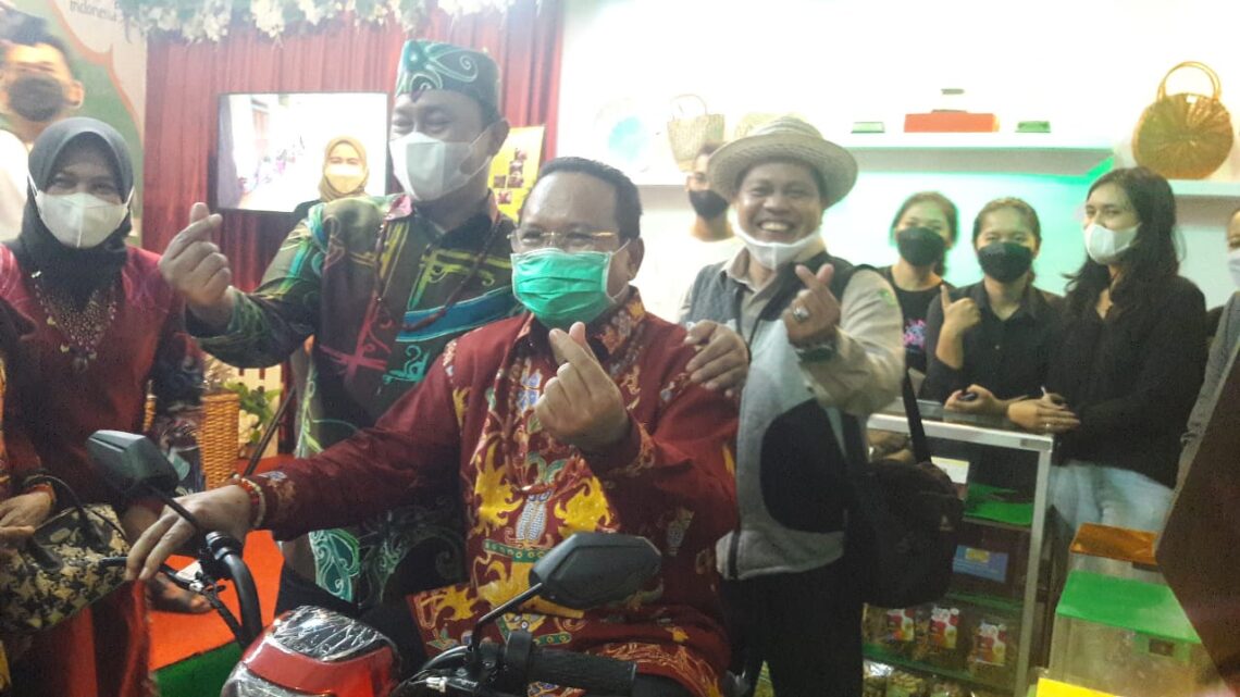 Wakil Gubernur Kalteng, H.Edy Pratowo dan Sekda Kalteng, Nuryakin saat mengunjungi stand Dinas ESDM Kalteng didampingi ketua panitia stand Dinas ESDM Kalteng, H.M.Agustan Saining S.Hut. M.Si