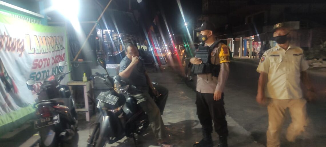 Personil Polres Seruyan saat melakukan patroli malam di Kuala Pembuang, Jumat malam (13/8/2021). Foto : Tbn