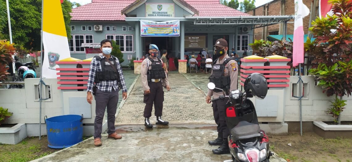 Personil Polsek Seruyan Hilir melakukan pengamanan vaksinasi, Sabtu (14/8/2021). Foto : Tbn