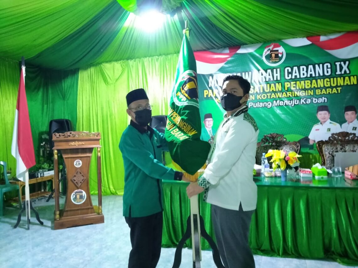 Arif Rahman hakim, Bendahara Umum DPW PPP Kalteng 2021-2026 saat menyerahkan petaka PPP kepada ketua DPC PPP Kabupaten Kobar 2016-2021, Nahwani tanda dimulainya Muscab PPP Kabupaten Kobar, Selasa (14/8/2021). Foto : Tim