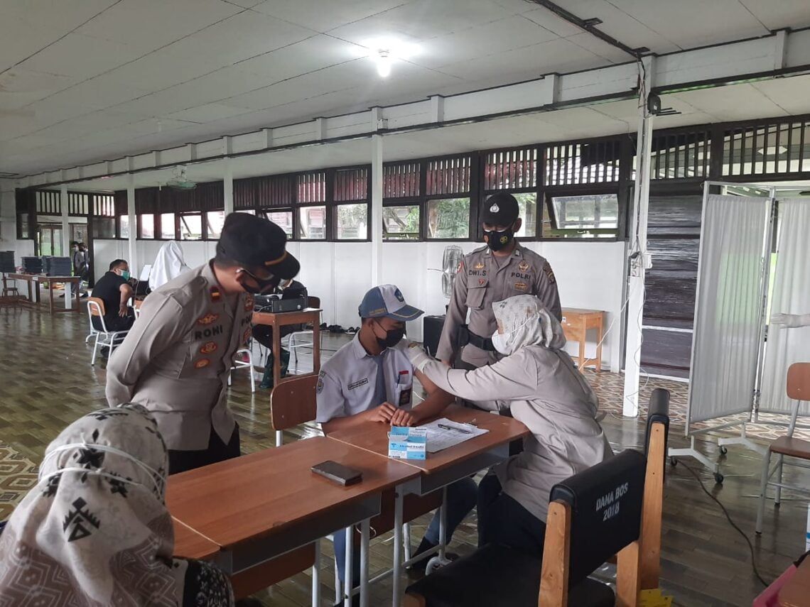 Personel Polsek Serhil melaksanakan kegiatan pengamanan dan monitoring pelaksanaan vaksinasi covid-19  di SMAN 1 Kuala Pembuang Kecamatan Seruyan Hilir  Kabupaten Seruyan, Selasa (14/09/2021). Foto : Tbn