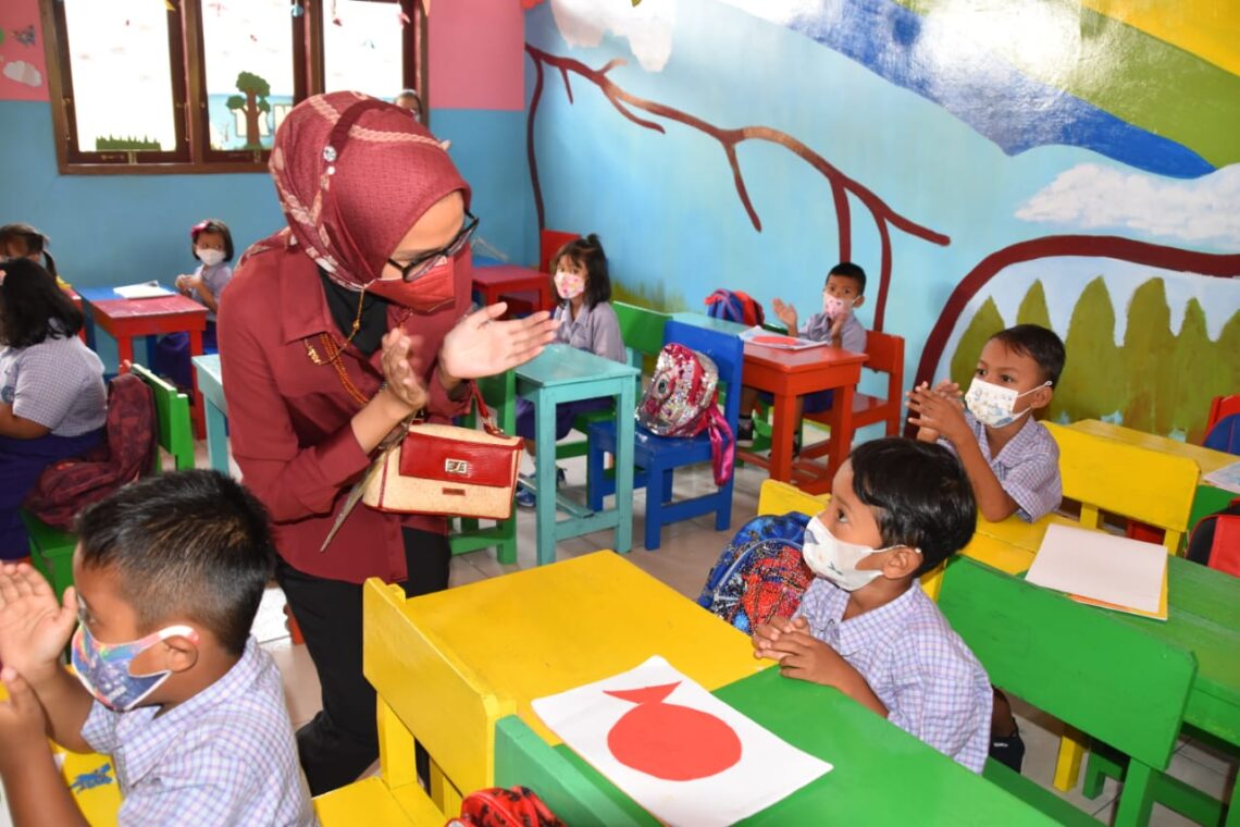 Ketua TP-PKK Prov. Kalteng Ivo Sugianto Sabran meninjau pelaksanaan PTM di TK Negeri Pembina 2 Sukamara. Foto : Ist