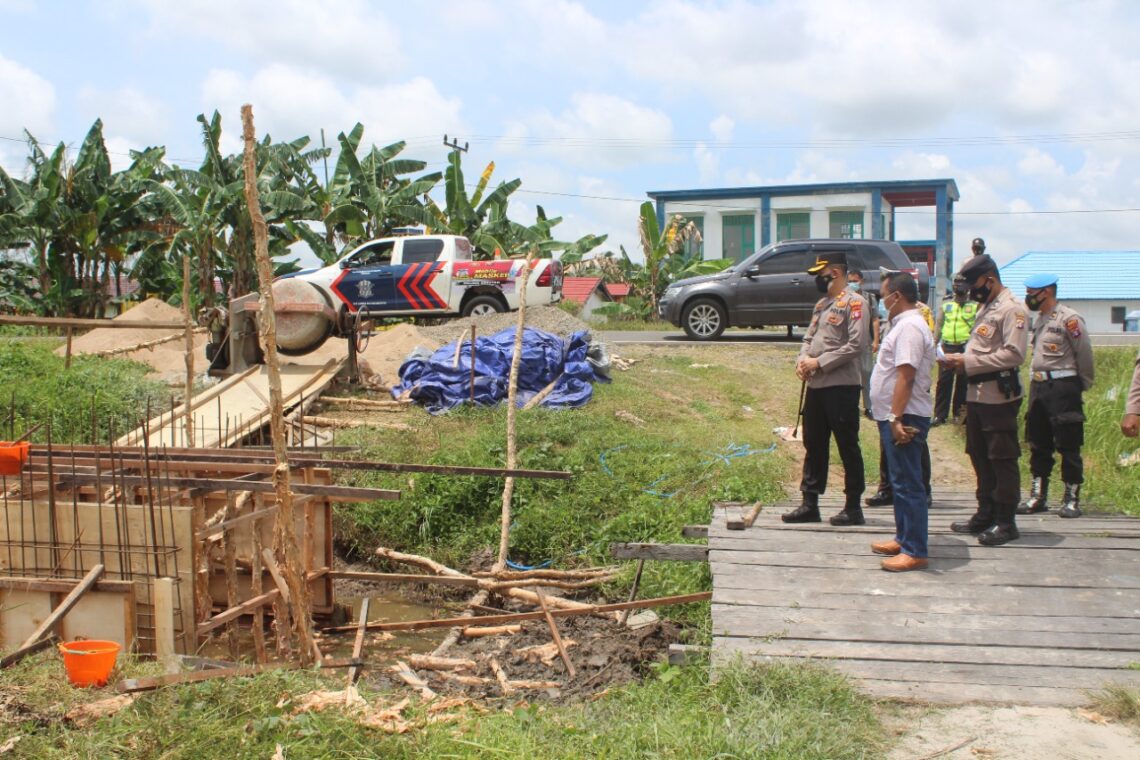 Kapolres Seruyan melaksanakan pengecekan progres Pembangunan Box Culvert Mako Polsubsektor Seruyan Hilir Timur Polsek Seruyan Hilir Polres Seruyan, kegiatan didamping Kabag Log Polres Seruyan, Kasat Lantas Polres Seruyan, Kasat Intelkam Polres Seruyan dan Kasipropam Polres Seruyan, Jumat (14/10/2021). Foto : Tbn