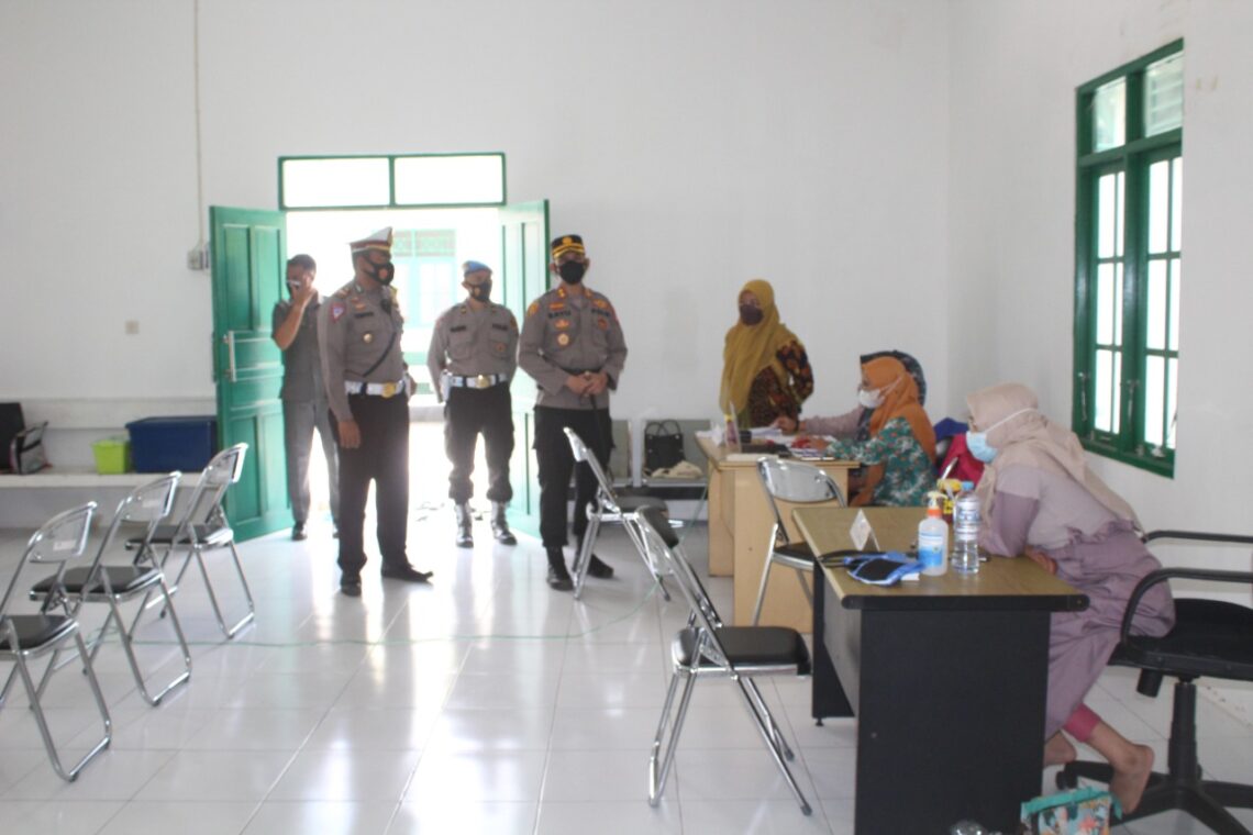 Kapolres Seruyan AKBP Bayu Wicaksono, S. H., S.I.K., Msi., di dampingi Kasat Lantas Iptu Moch. Romadhon, S.H., dan Kasi Propam Ipda Pramono monitoring kegiatan vaksinasi di Puskesmas Kuala Pembuang II di jalan Raya Pematang Panjang Kecamatan Seruyan Hilir Timur Kabupaten Seruyan, Kamis siang (14/10/2021). Foto : Tbn