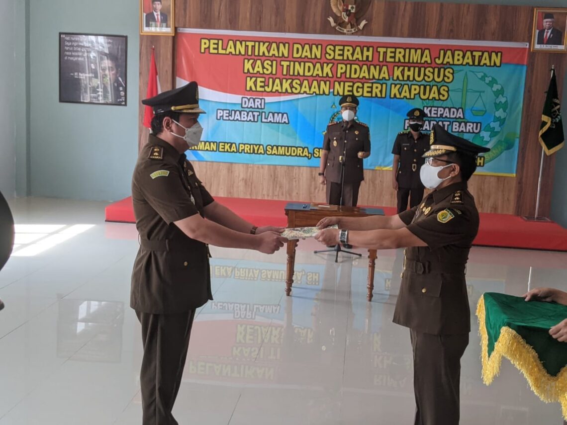Kepala Kejaksaan Negeri Kapuas Arief Raharjo bersama para pejabat Kejari Kapuas, saat serahterima jabatan Kasi pidsus Kejari Kapuas, Kamis (14/10) di Aula Kejari Kapuas. Foto : Lg