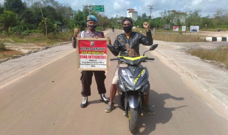 Polres Seruyan melalui jajarannya Polsek Danau Sembuluh kini melaksanakan Sosialisasi Zona Integritas dengan menggunakan Spanduk Bertulisan Zona Integritas Bebas Korupsi dan Wilayah Birokrasi yang bersih dan Melayani. Foto : Tbn