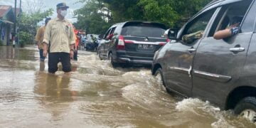 Kadis PUPR Kalteng Bersama Pihak Balai Jalan Cek Kondisi Banjir Kasongan