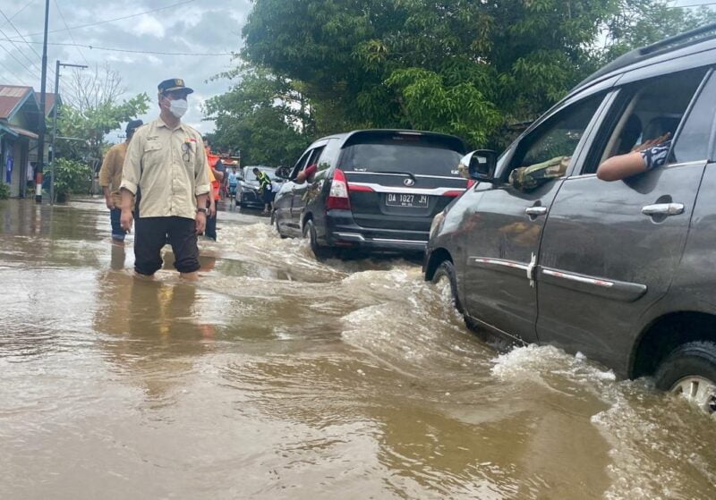 CEK BANJIR -  Kepala Dinas PUPR Kalteng Shalahuddin, bersama Kasatker Balai Jalan Nasional, mengecek ruas jalur jalan terendam banjir, di wilayah Kasongan-Kereng Pangi, Kabupaten Katingan, Minggu (14/11/2021) siang. FOTO : Ist