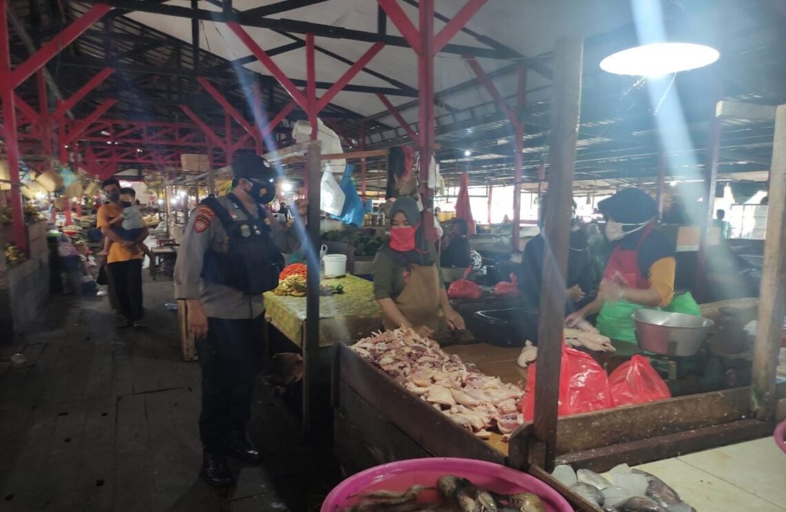 Anggota Polsek Seruyan Hilir melakukan patroli menyasar tempat-tempat keramian mendisiplinkan protokol kesehatan (Prokes). Foto : TN