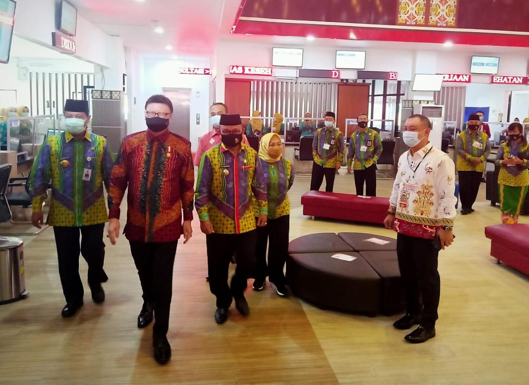 Bupati Kabupaten Barsel, H.Eddy Raya Samsuri saat turut serta meninjau MPP di Kabupaten Tabalong yang diresmikan oleh Menteri Pendayagunaan Aparatur Negara (MenPAN) Tjahyo Kumolo, Senin (14/12/2020). Foto : AT