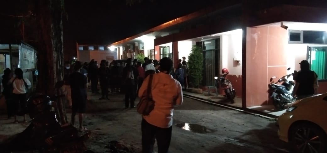 Massa 01 Pilgub Kalteng geruduk kantor KPU Kota Palangka Raya, Senin (14/12/2020) malam. Foto : Ist