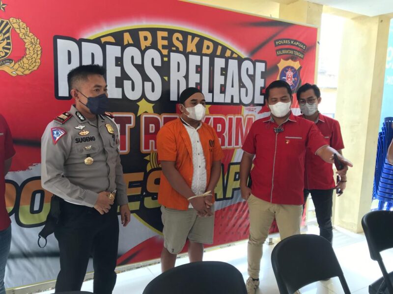 Pelaku pembuatan SIM Palsu di Kapuas saat press rilis di Mapolres Kapuas, Selasa (14/12/2021). Foto : Lg