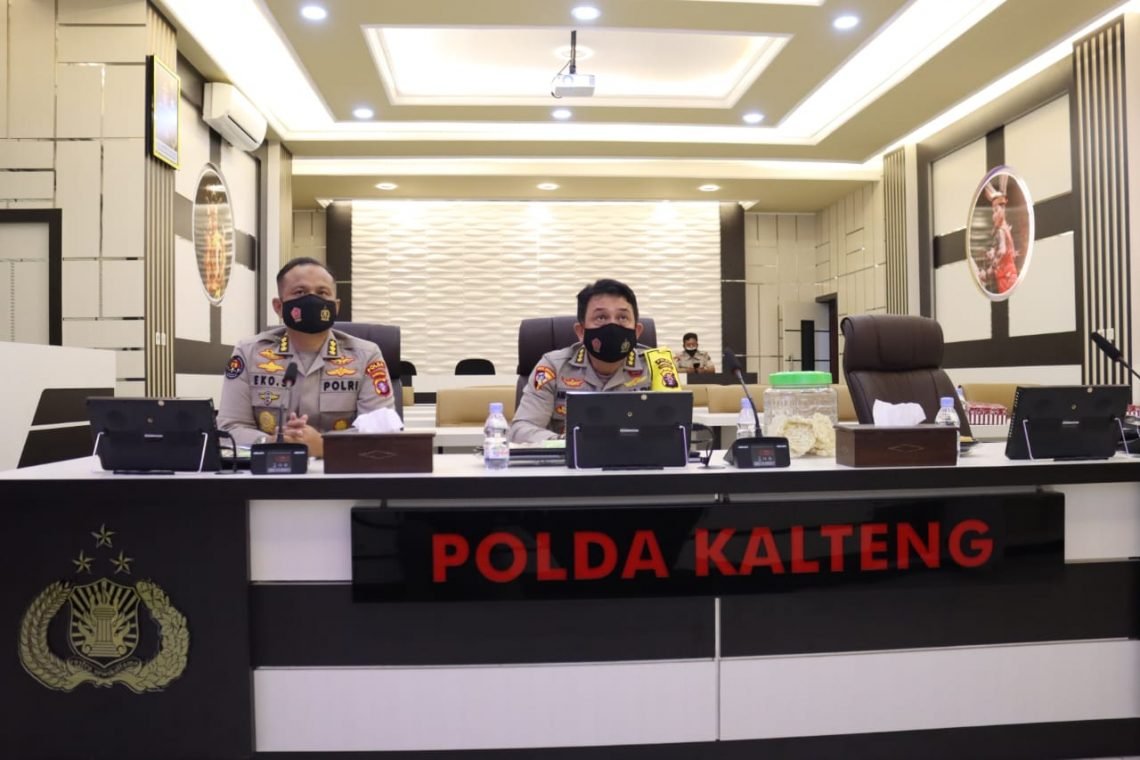 Kapolda Kalteng Irjen Pol. Dedi Prsetyo diwakili Karoops Kombes Pol. Andreas Wayan Wisaksono dan Kabidhumas Kombes Pol. Kismanto Eko Saputro saat mengikuti vicon dengan Kapolri. FOTO : tbn.
