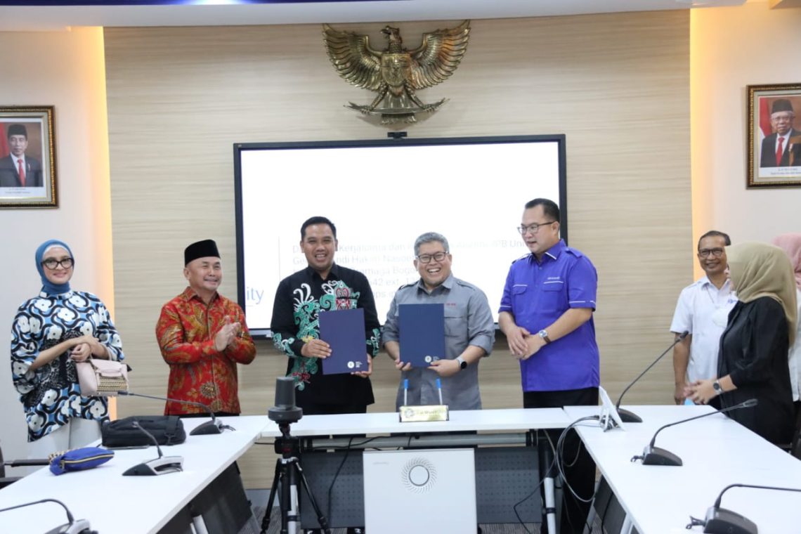 Gubernur Kalimantan Tengah saat menyaksikan penandatangan Perjanjian Kerja Sama antara Disbun Prov. Kalteng dengan IPB, Kamis (12/1/2023)
