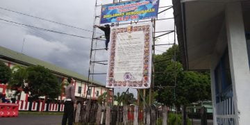 Salantas Polres Seruyan Pasang Spanduk Himbauan Gunakan Helm Standar