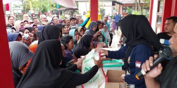 Warga Sampit Berbondong-bondong Serbu Beras Bersubsidi
