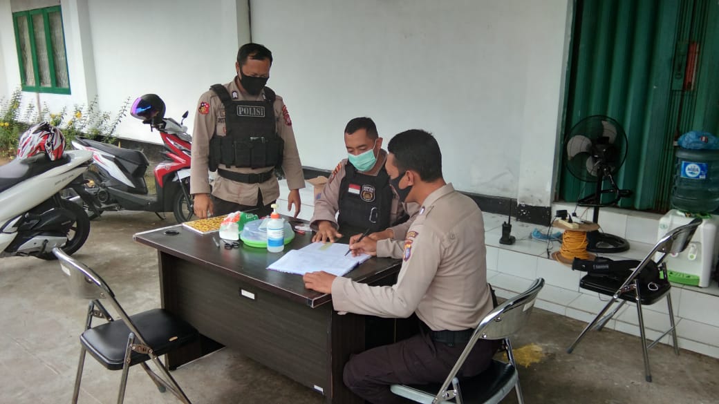 Aparat Polres Seruyan yang melaksanakan pengamanan vaksin Covid-19, Jumat (15/1/2021). Foto : TN